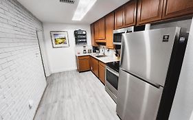 Cozy 3 Bedroom House Near Airport/Raymond Stadium/Downtown.